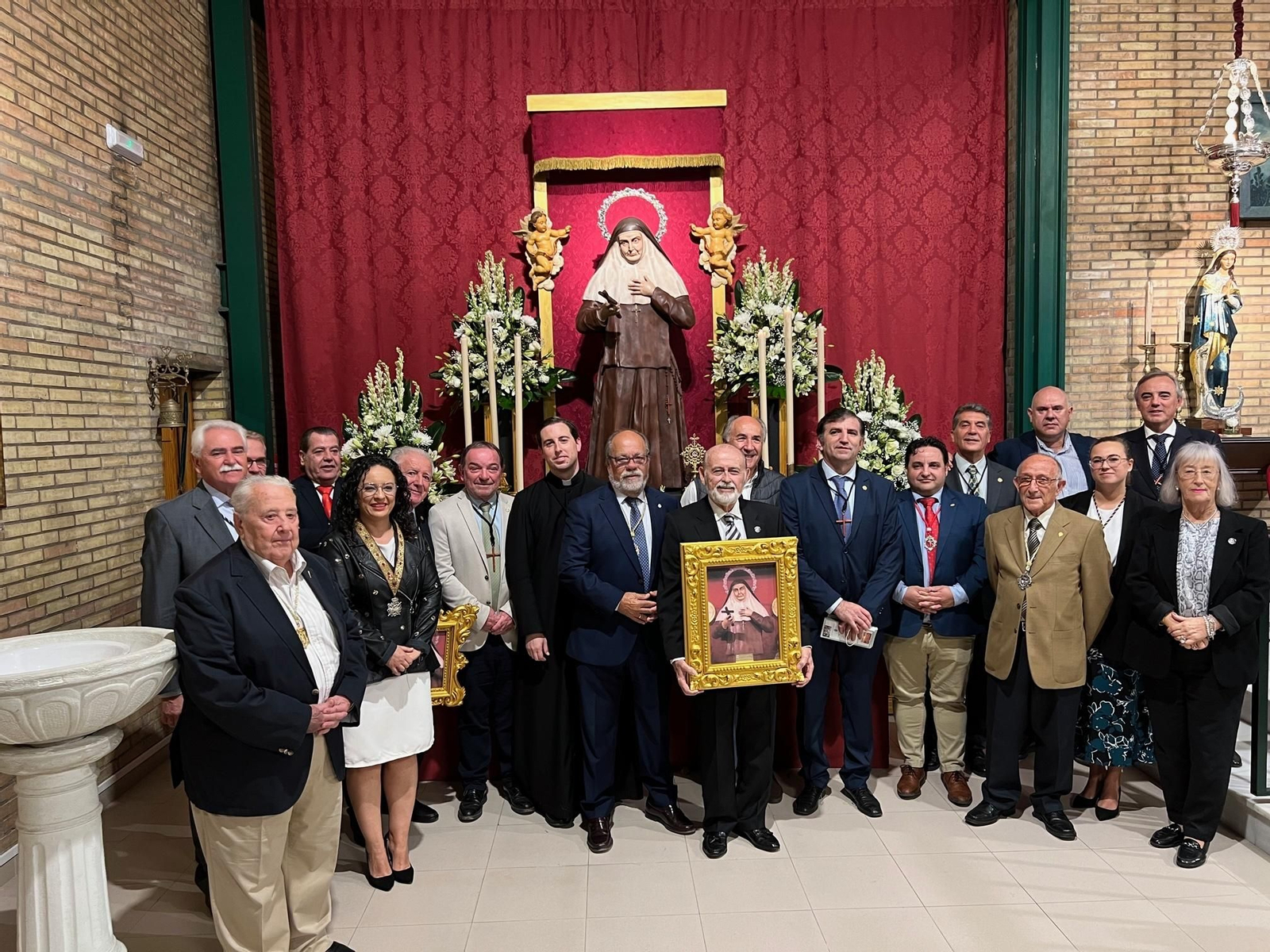 Foto de familia tras la Exaltación de Santa Ángela de la Cruz.