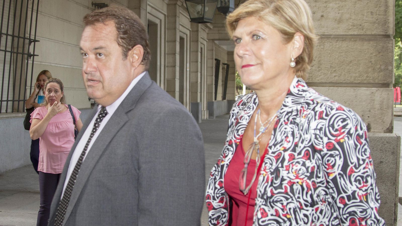 La ex directora general de Formación, María Teresa Florido, con su abogado.