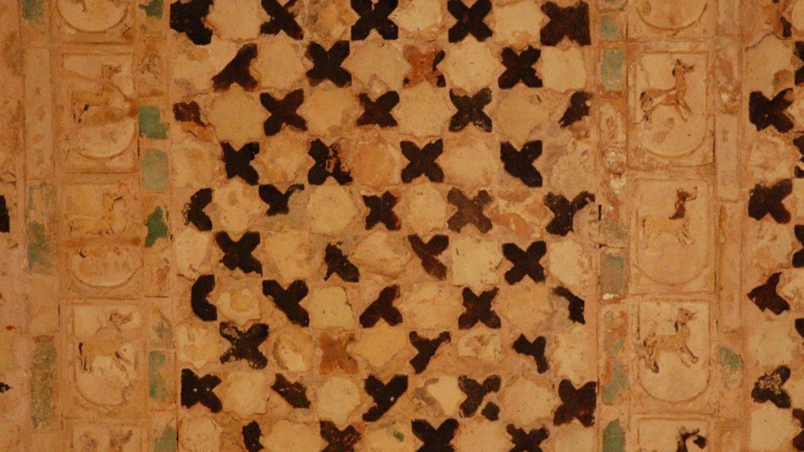 Imagen del zócalo de azulejos mudéjares de la capilla.