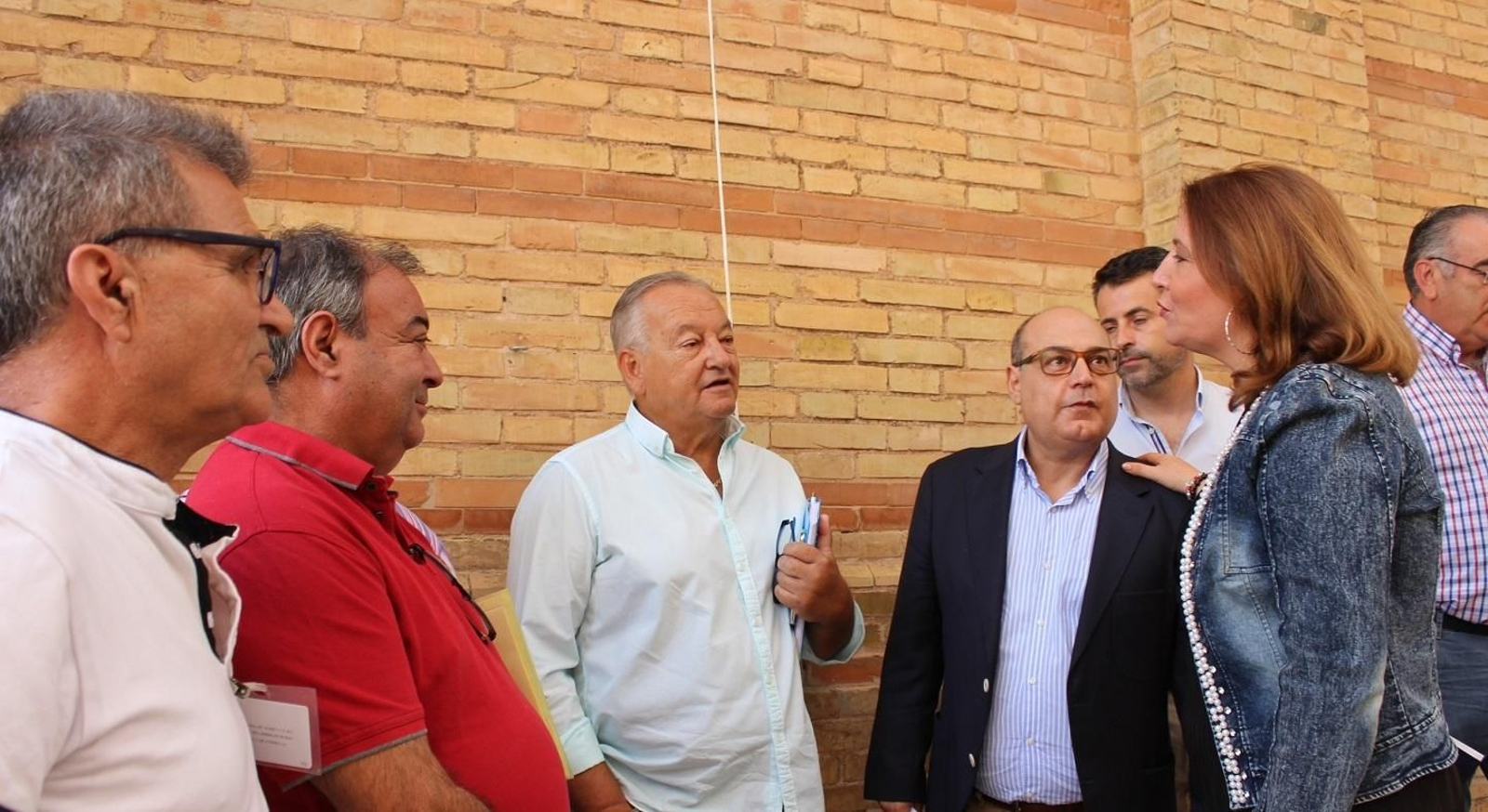La consejera Carmen Calvo dialoga con el presidente de FAAP, Pedro Maza. La consejera Carmen Calvo dialoga con el presidente de FAAP, Pedro Maza.