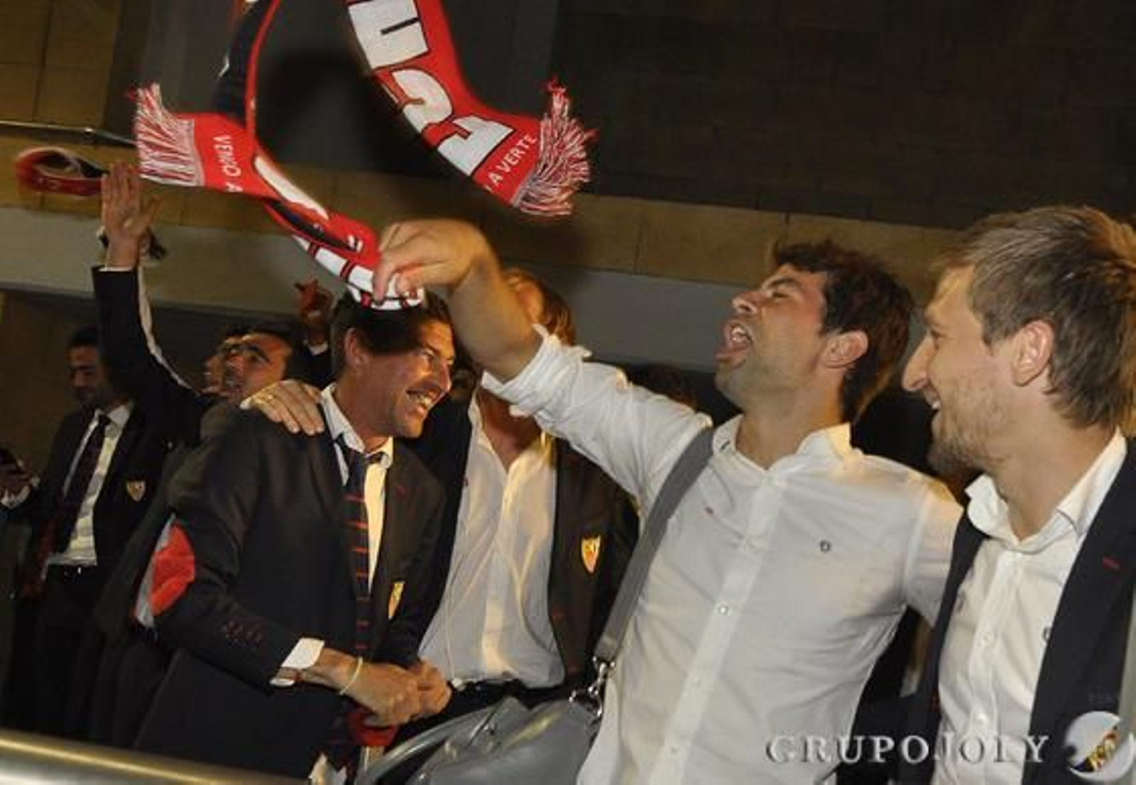 El Sevilla llega al aeropuerto arropados por cientos de aficionados.

Foto: Manuel Gomez