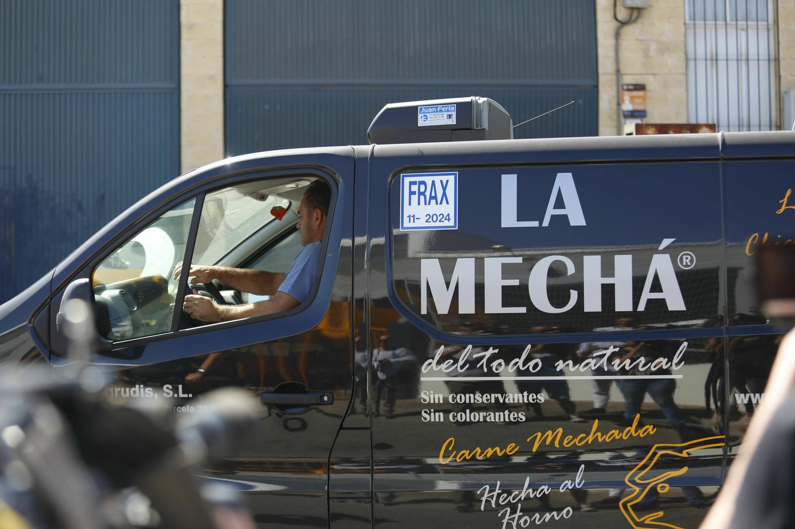Un furgón de Magrudis publicita la carne mechada.
