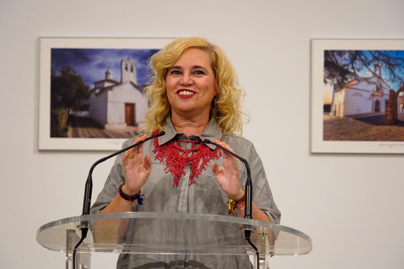 Imágenes de la inauguración de la exposición 'Ermitas de repoblación en la Sierra de Huelva' por La diputada de Cultura, Gracia Baquero, y el autor de la exposición, Jorge Garrido.