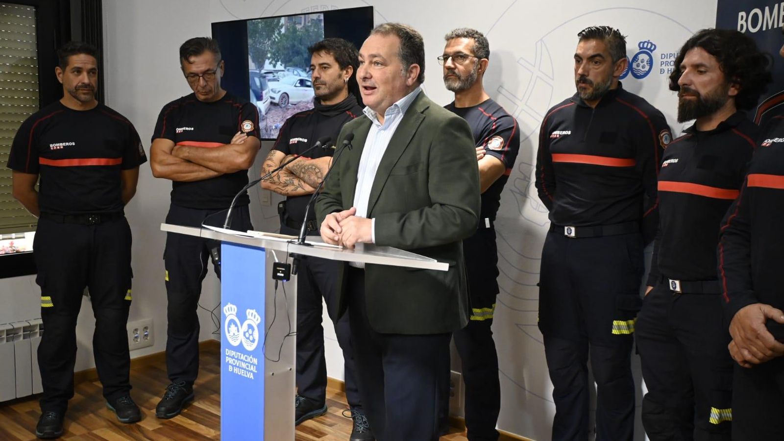 Recibimiento del primer equipo del Consorcio Provincial de Bomberos en la Diputación de Huelva este viernes.