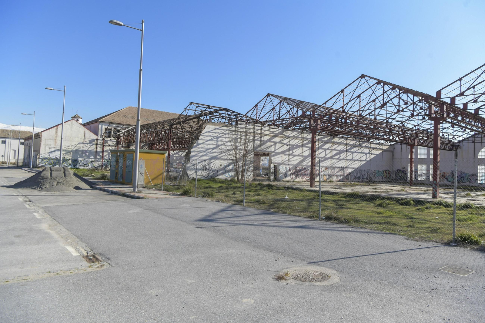 Imagen de una fábrica abandonada en Granada