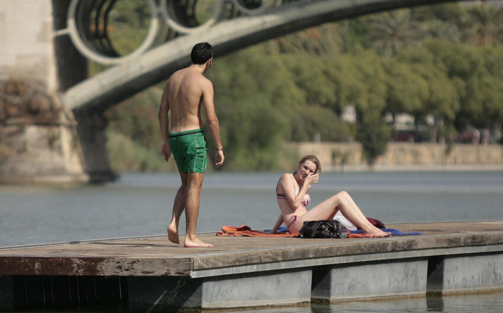 Decencia de los baños en el Guadalquivir
