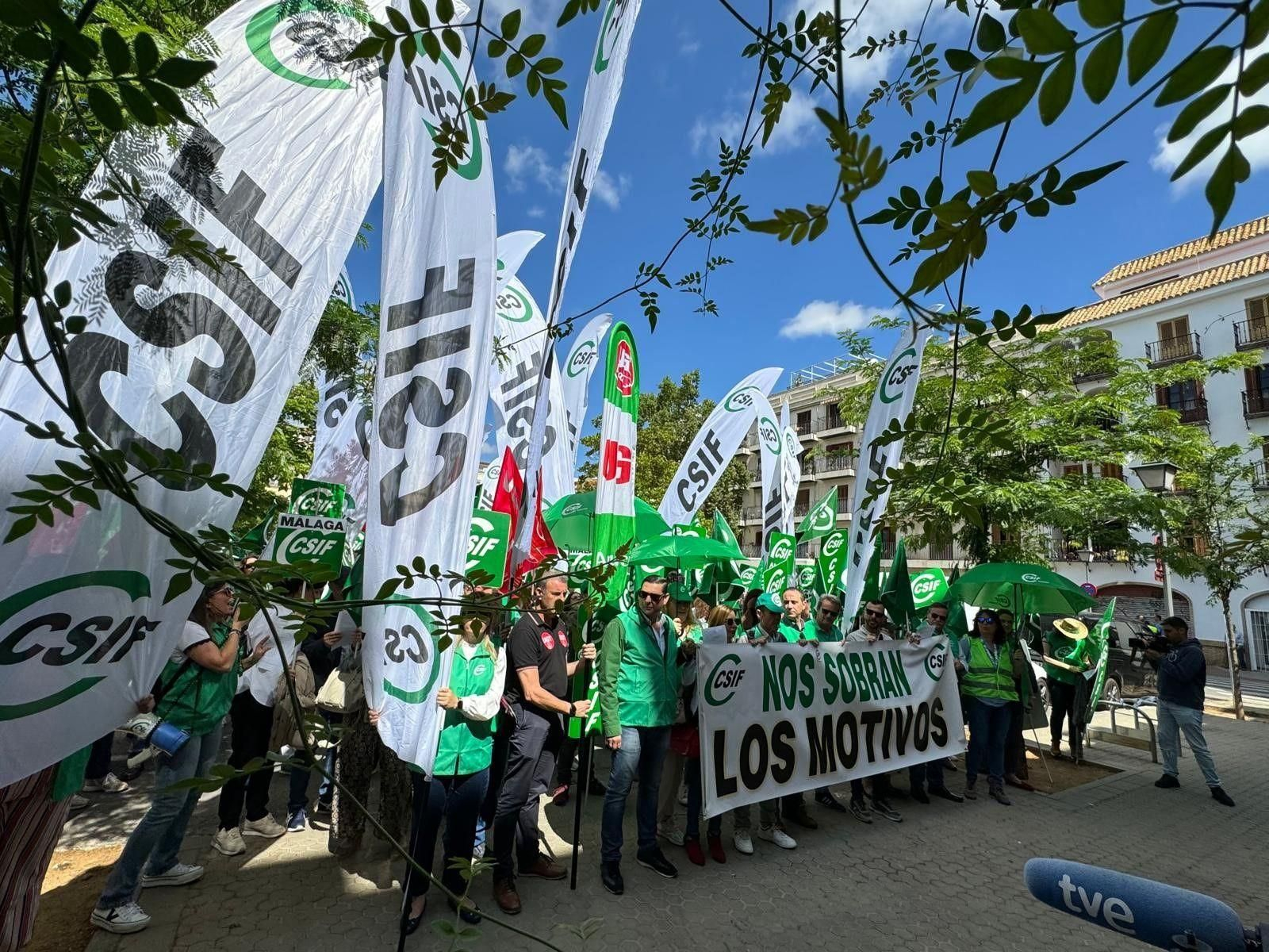 Un grupo de empleados públicos se manifiesta en las calles bajo las proclamas de CSIF.