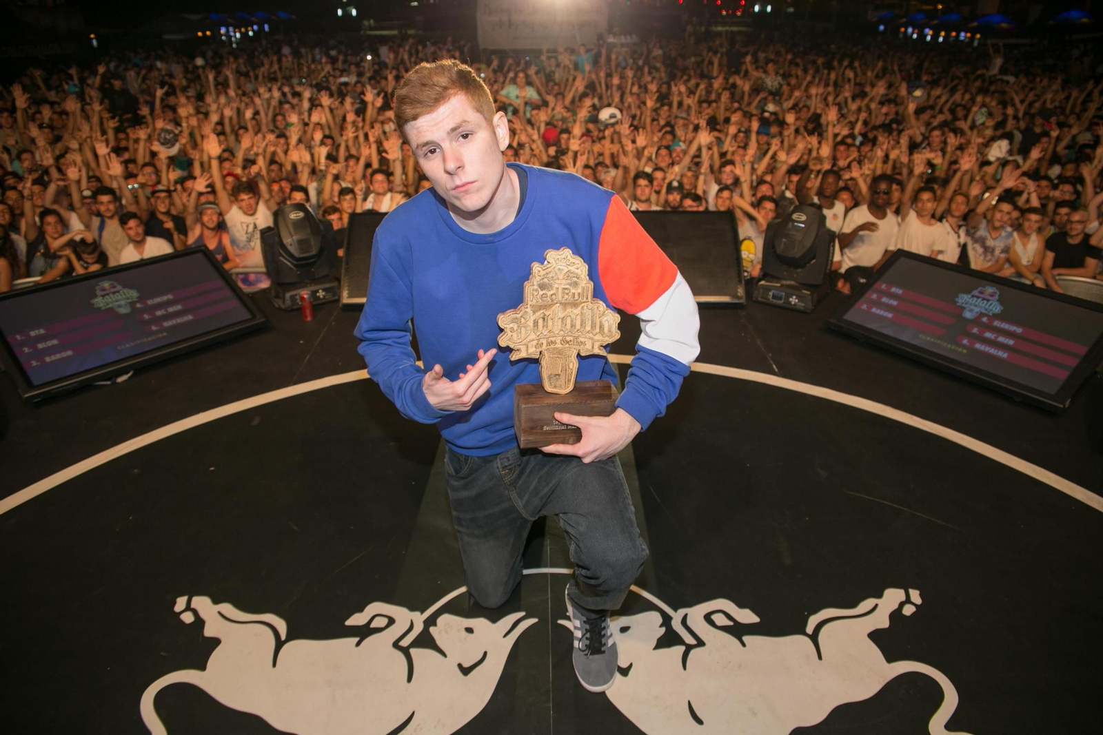 El freestyler BTA posa con su trofeo.