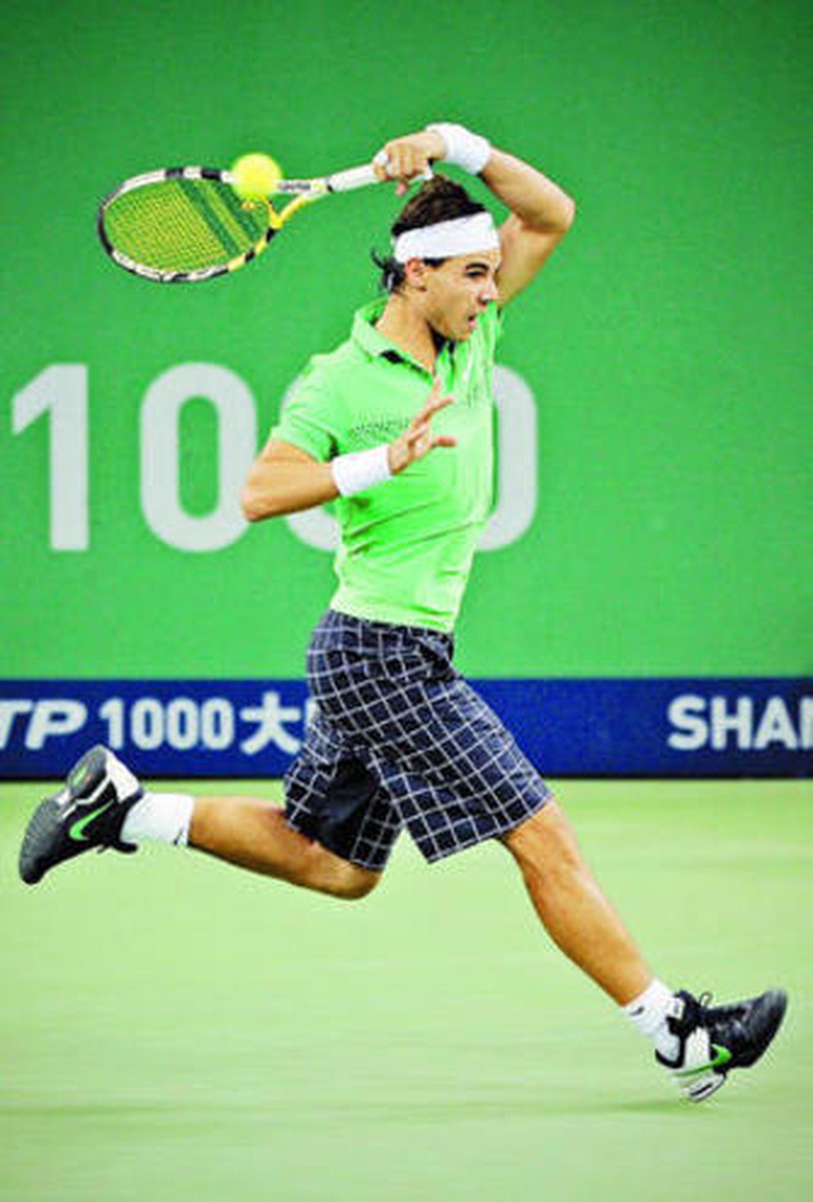 Nadal devuelve un golpe en su partido ante Robredo.