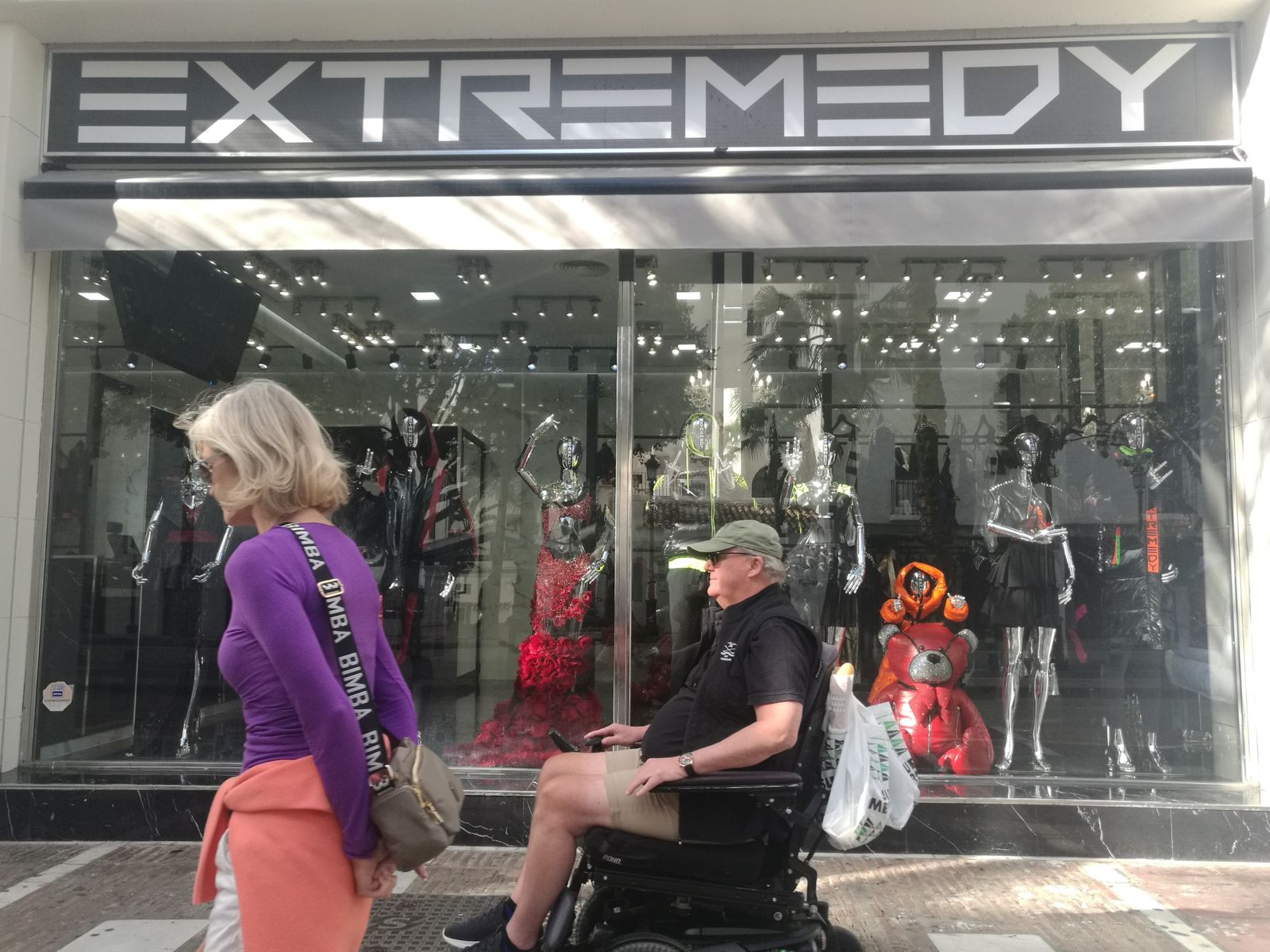 Dos viandantes paseando por la avenida Julio Iglesias, en Puerto Banús.