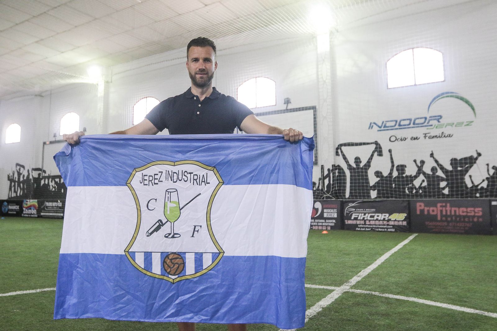 Antonio Romero, con la bandera del Jerez Industrial en Indoor.
