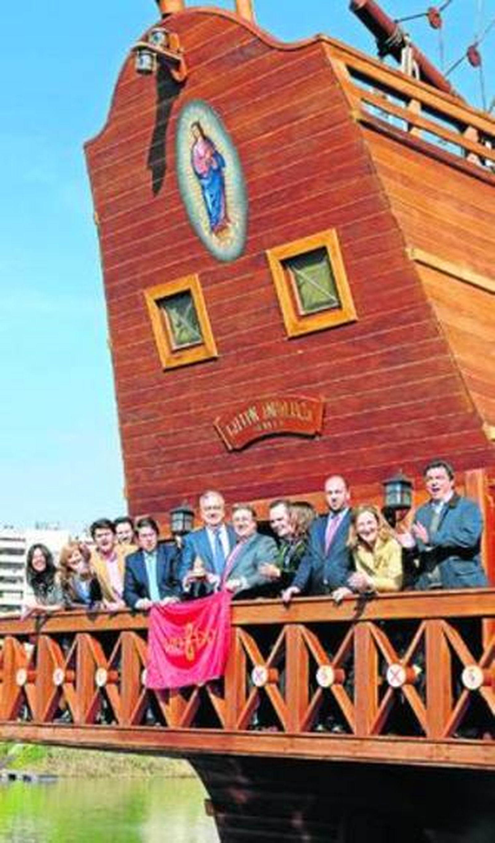 Zoido y sus 14 ediles, junto al presidente de la Fundación Nao Victoria, Juan Salas, en el galeón 'Andalucía '.