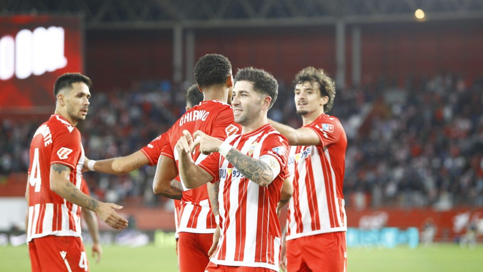 Adrián Embarba celebra su tanto con el que cerraba la goleada de los almerienses frente al Cádiz.
