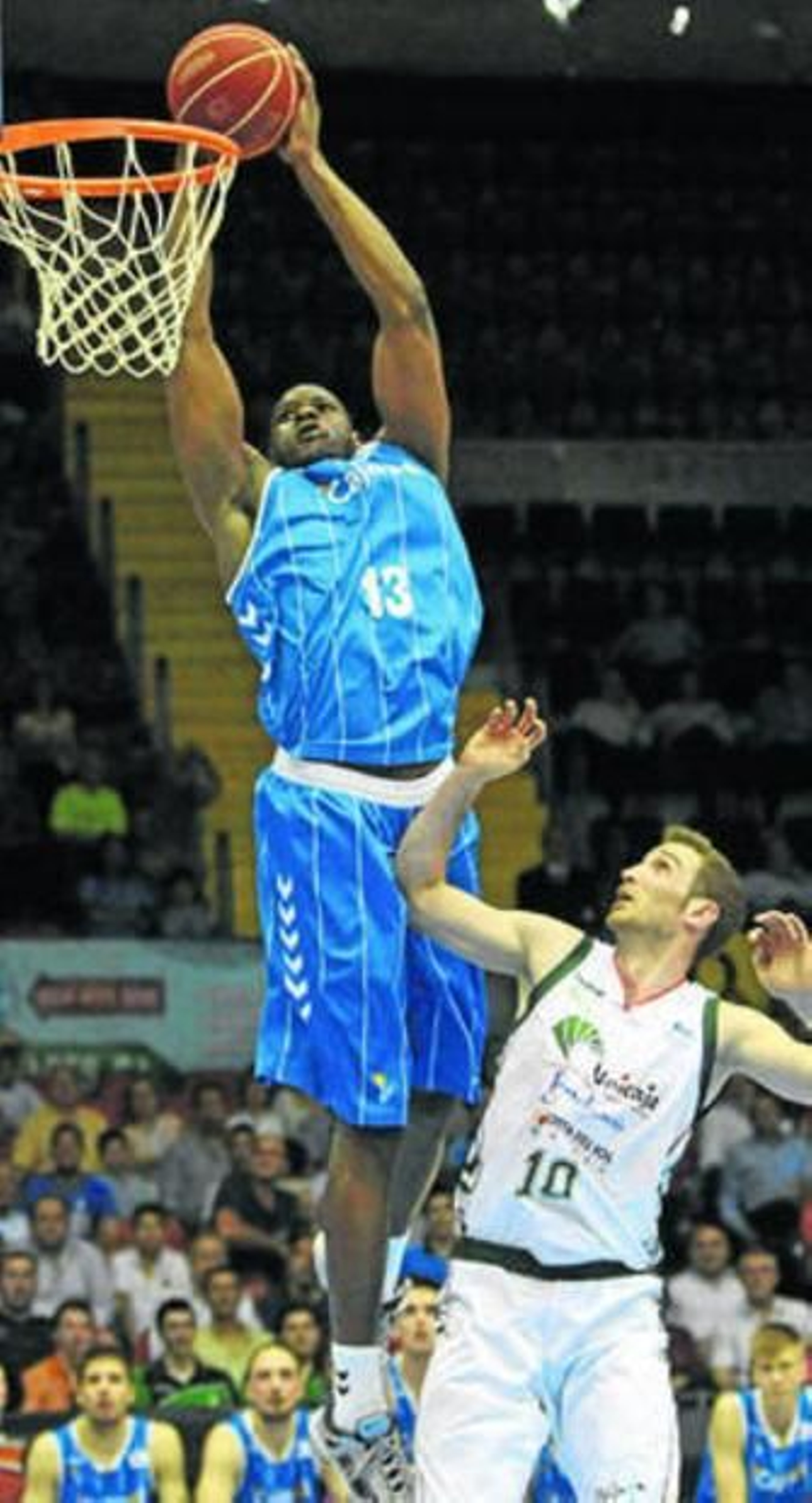 Latavious Williams vuela para hacer un mate ante Txemi Urtasun.