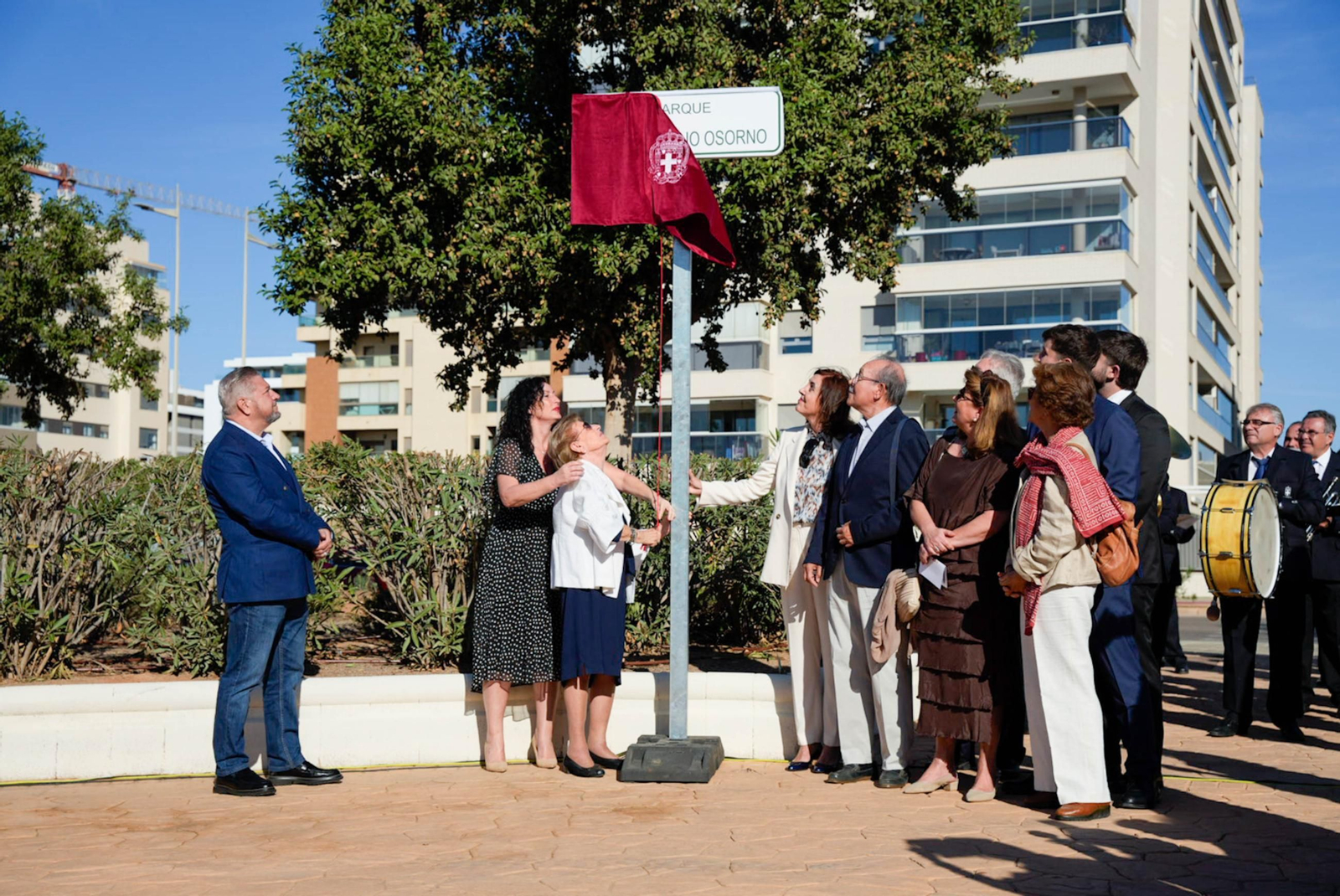 La familia de Vallejo Osorno y la alcaldesa descubren la placa con su nombre.
