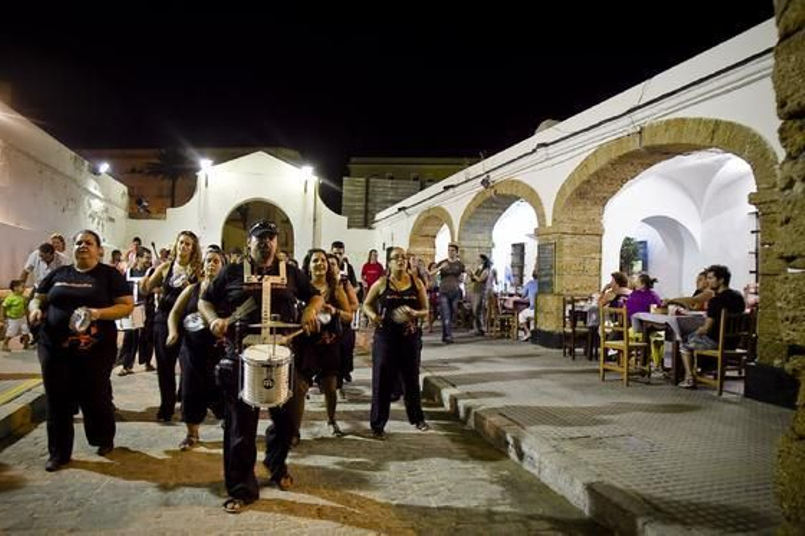 Los gaditanos disfrutan de una noche de cultura ´De sol a sol´. 

Foto: Lourdes de Vicente