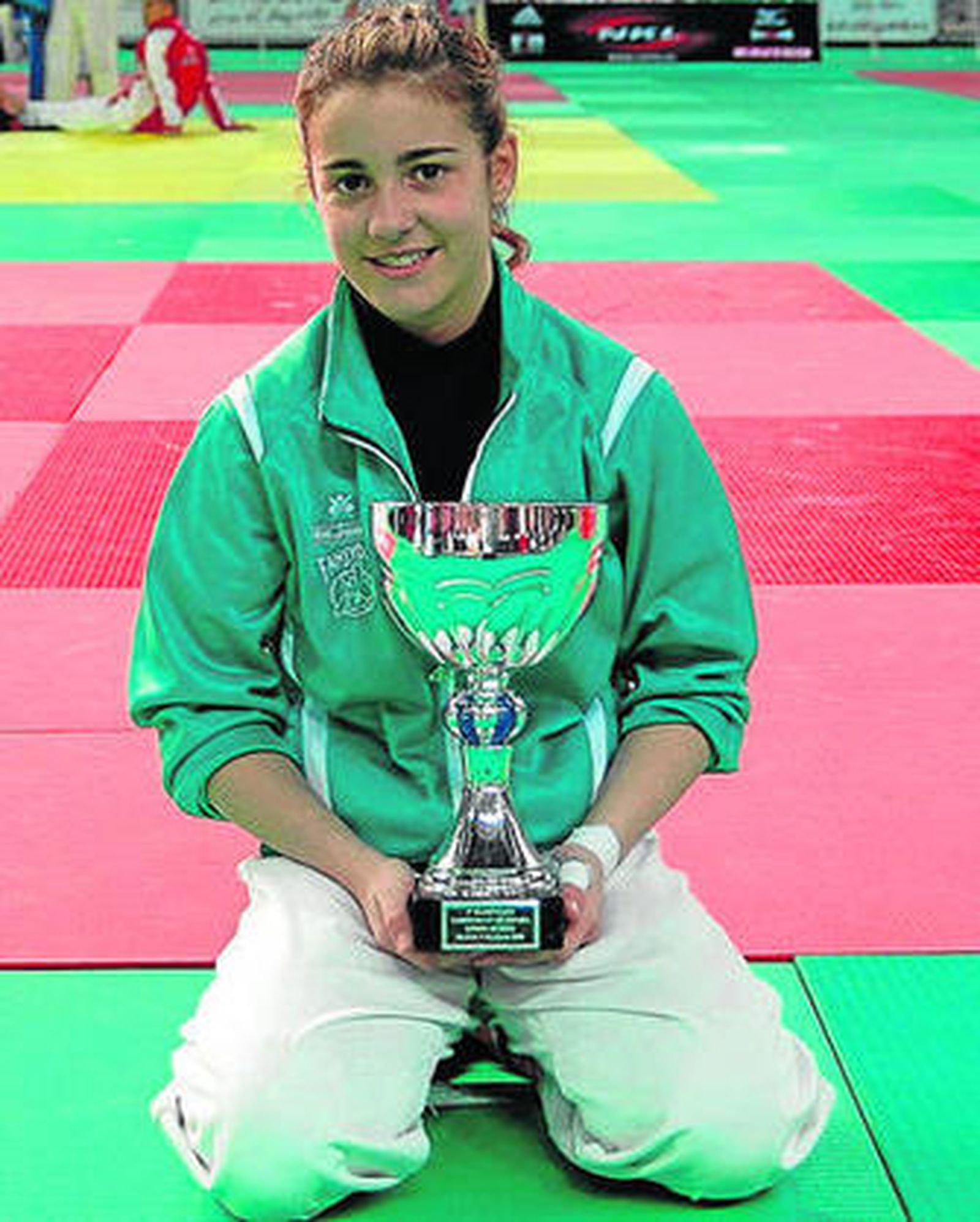 Cristina Casas posa con un trofeo.
