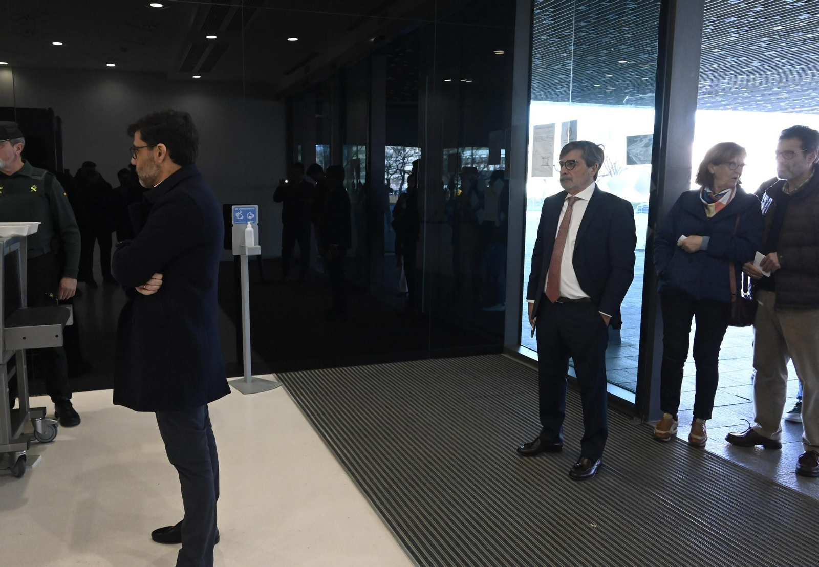 Jesús León y Carlos González, en el control de seguridad de entrada a la Ciudad de la Justicia.