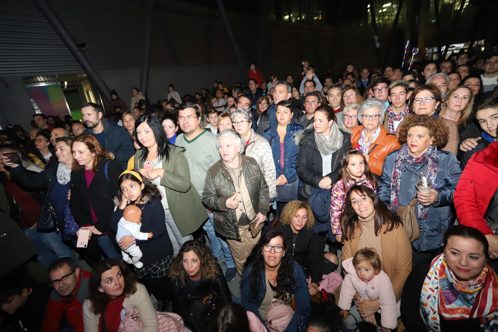 Imágenes  del alumbrado de Aqualon, que tuvo como padrino a Hugo Molina, finalista de Got Talent