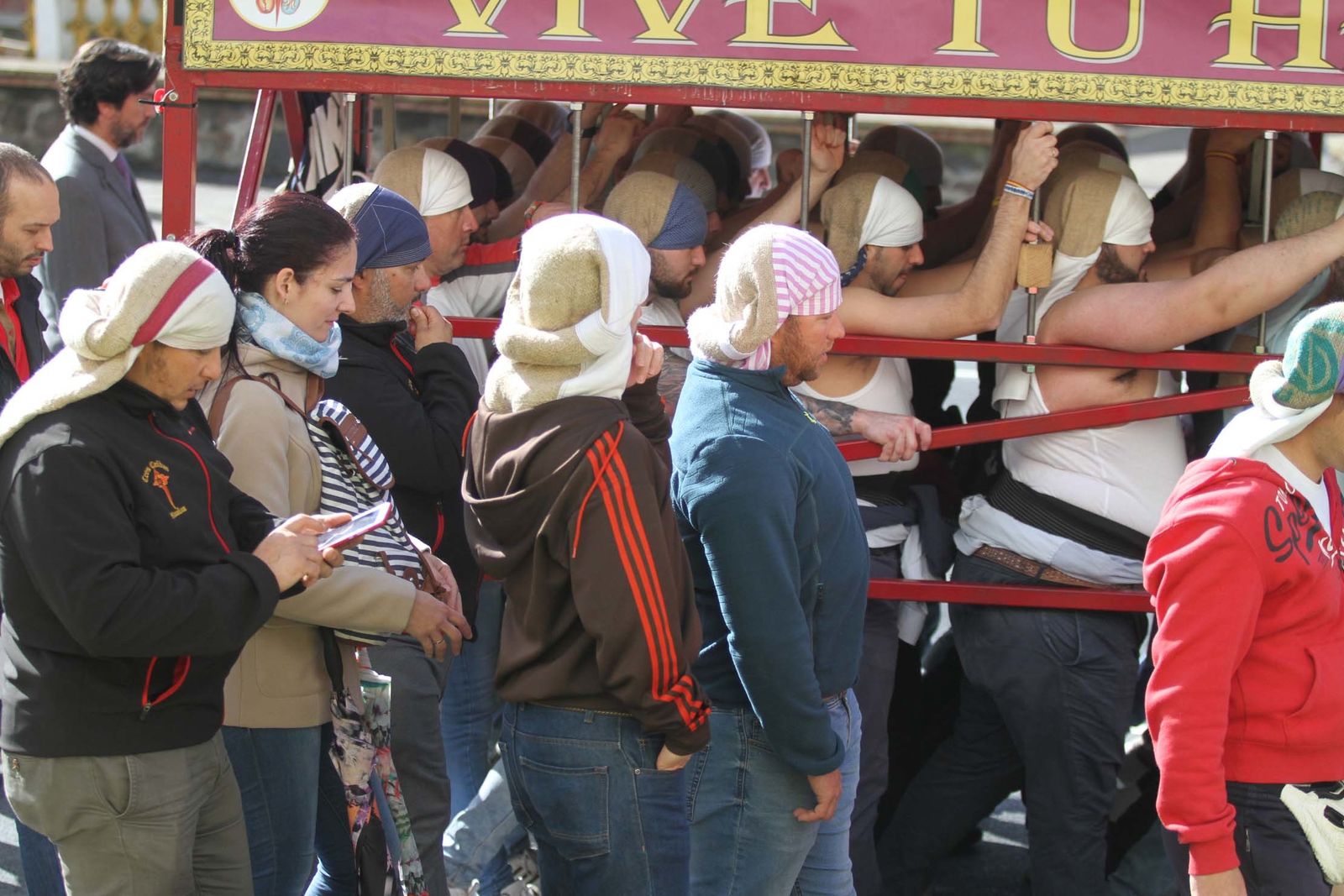 Imágenes del ensayo solidario de la Hermandad de Tres Caidas