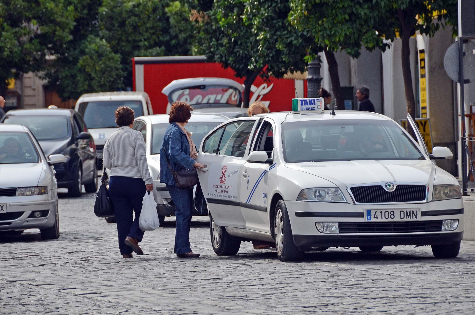 Dos mujeres se montan en un taxi en la céntrica plaza Esteve.