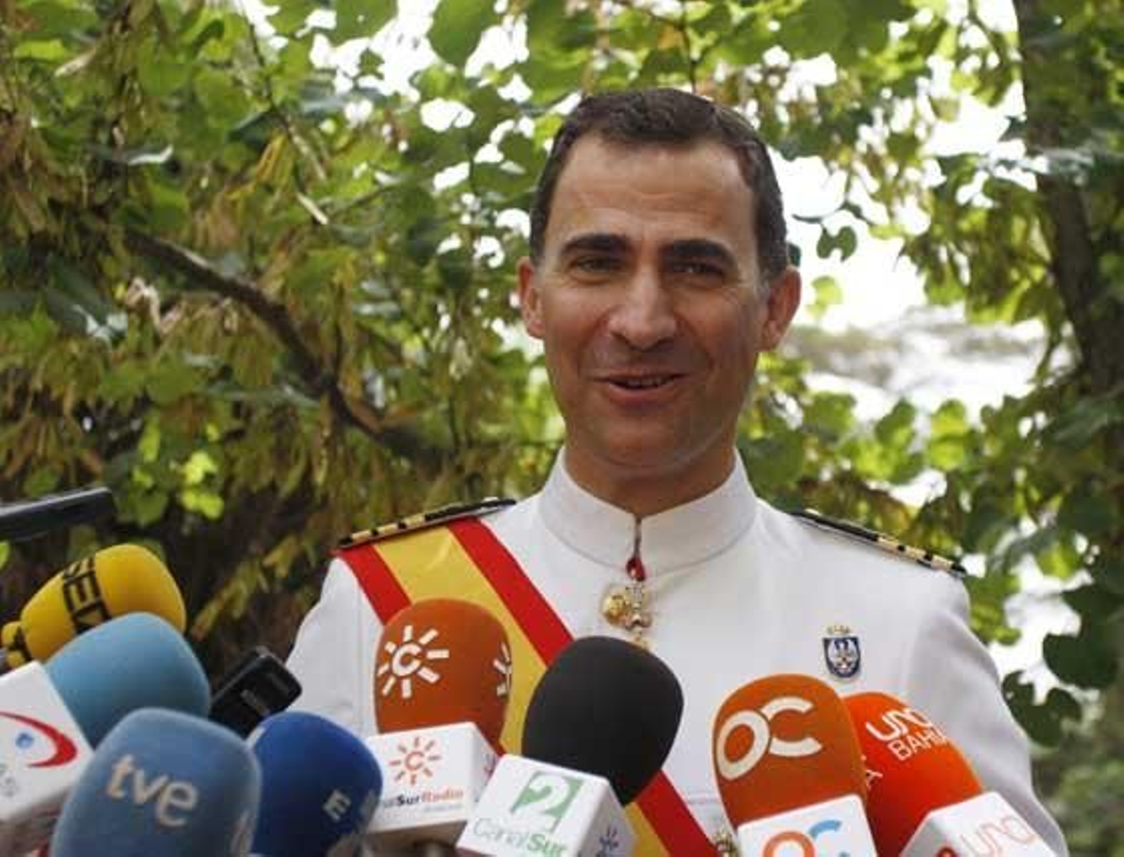 El Príncipe atendiendo a los medios tras presidir en La Isla la entrega de los Reales Despachos de la Armada.

Foto: Nuria Reina