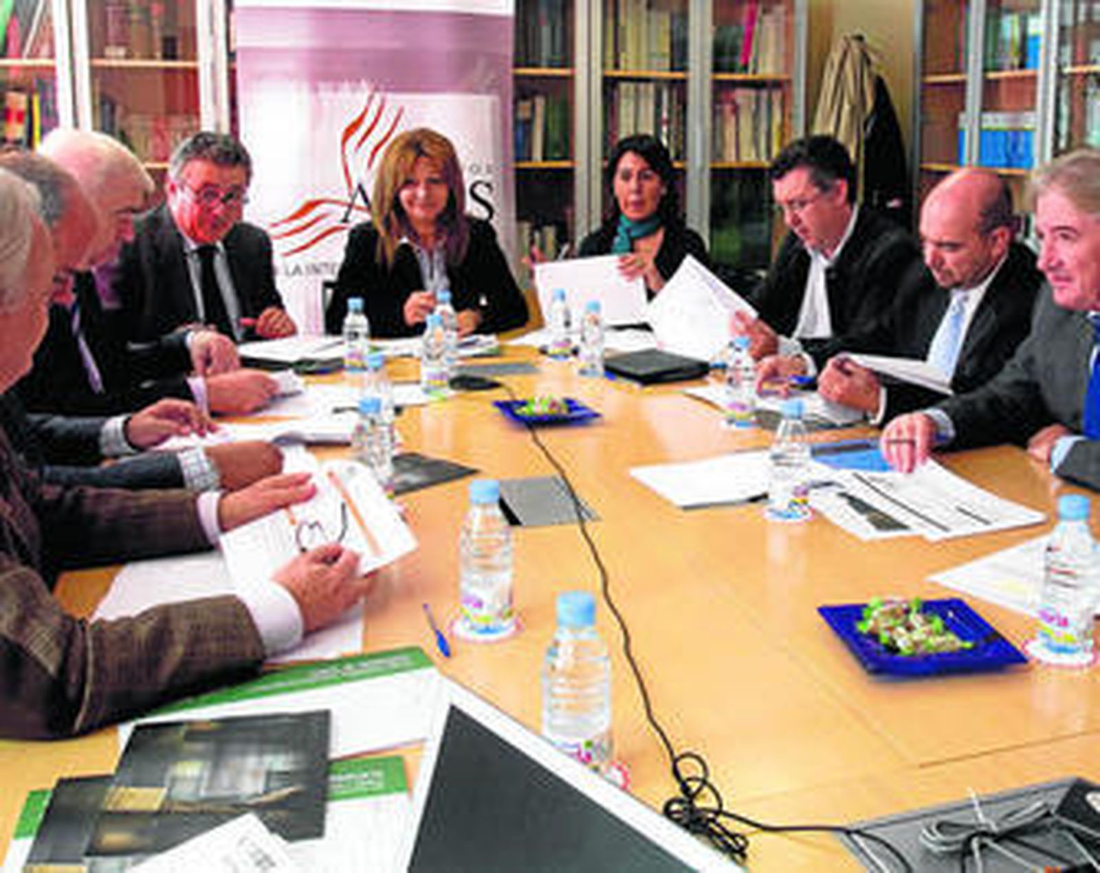 El jurado provincial de los Premios Alas, presidido por Angelines Ortiz, se reunió ayer en Cádiz.