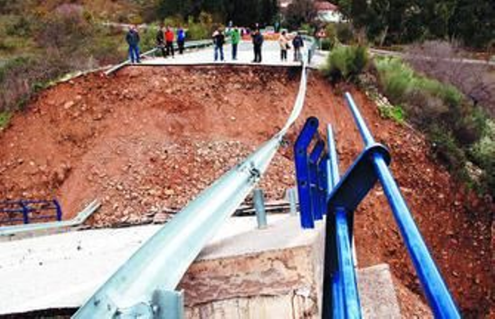 La caída del puente atrajo la atención de muchos ciudadanos que se acercaron a comprobar los resultados del paso del temporal de lluvia y viento por la Sierra.