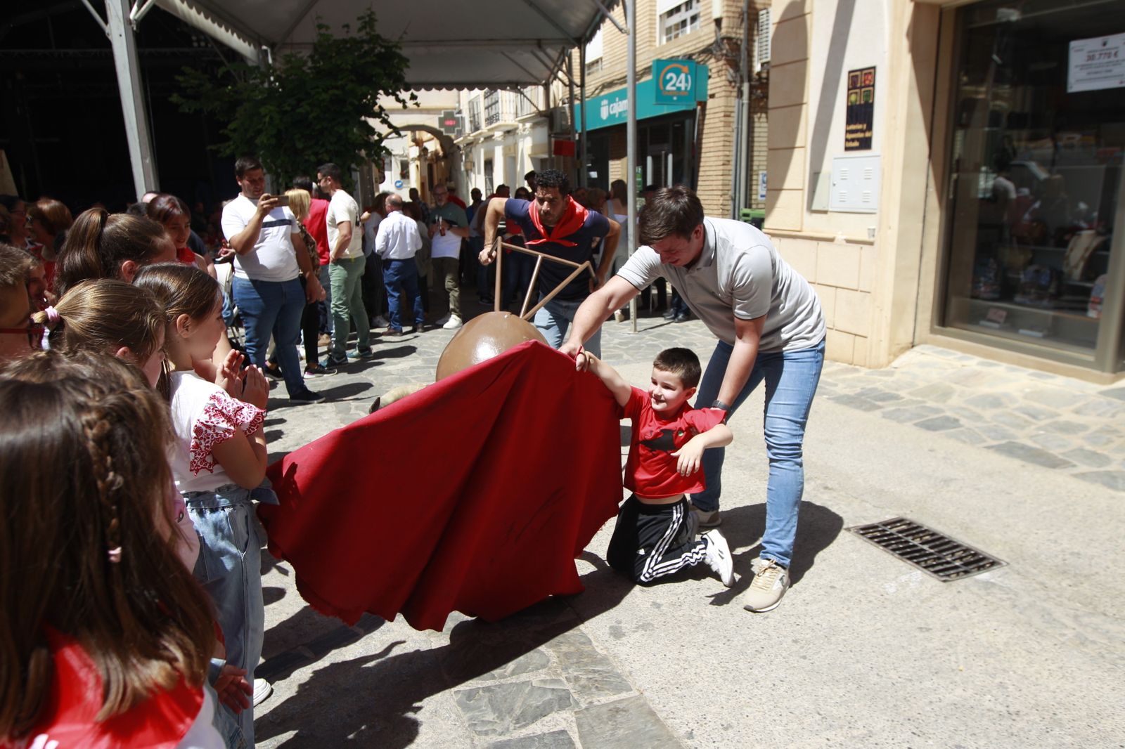 Imágenes de las Fiestas de Abrucena: concurso de mostos, encierro infantil y migas populares