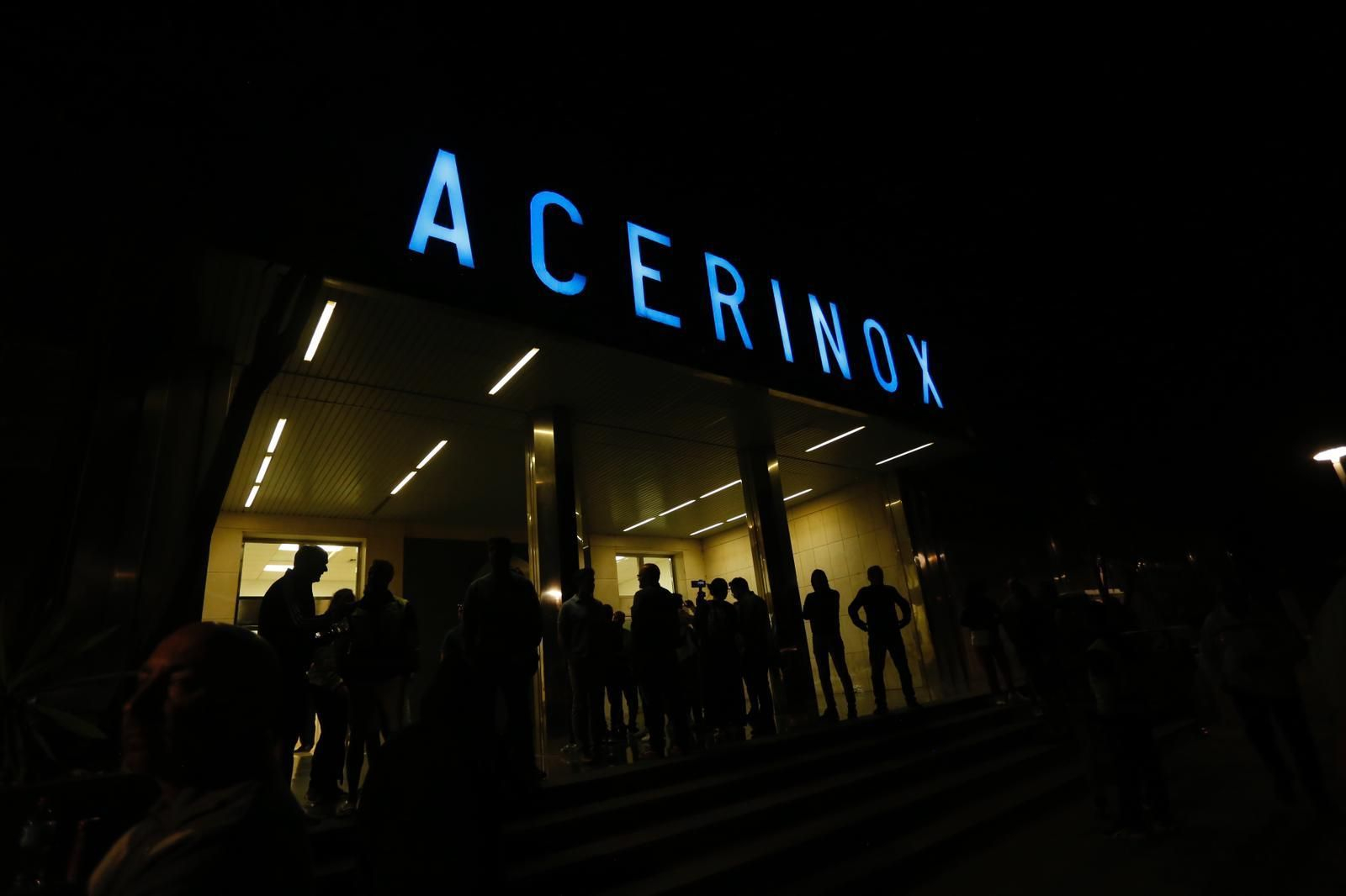 La planta de Acerinox en Palmones, de madrugada, tras el referéndum que terminó con la huelga.