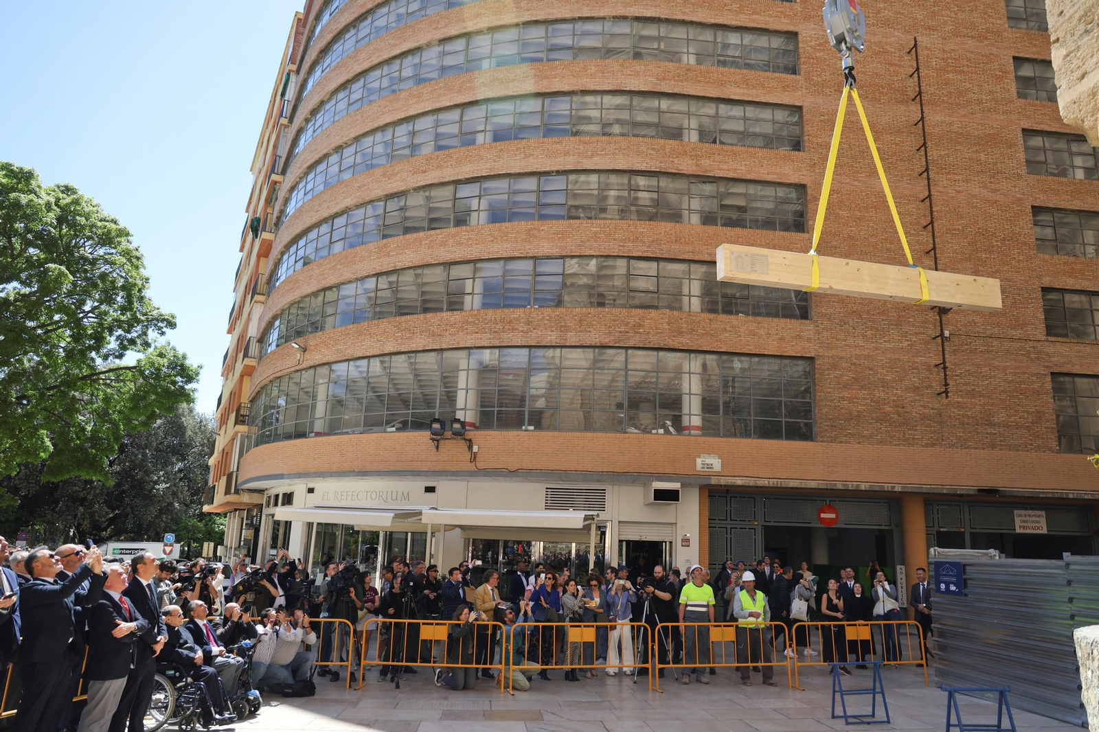 Colocan la primera viga de la nueva cubierta de la Catedral de Málaga, en fotos
