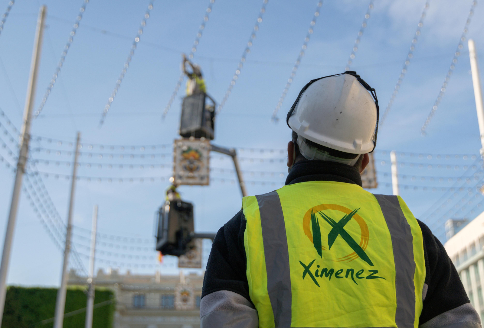 Un empleado de Ximenez Group. Un empleado de Ximenez Group.