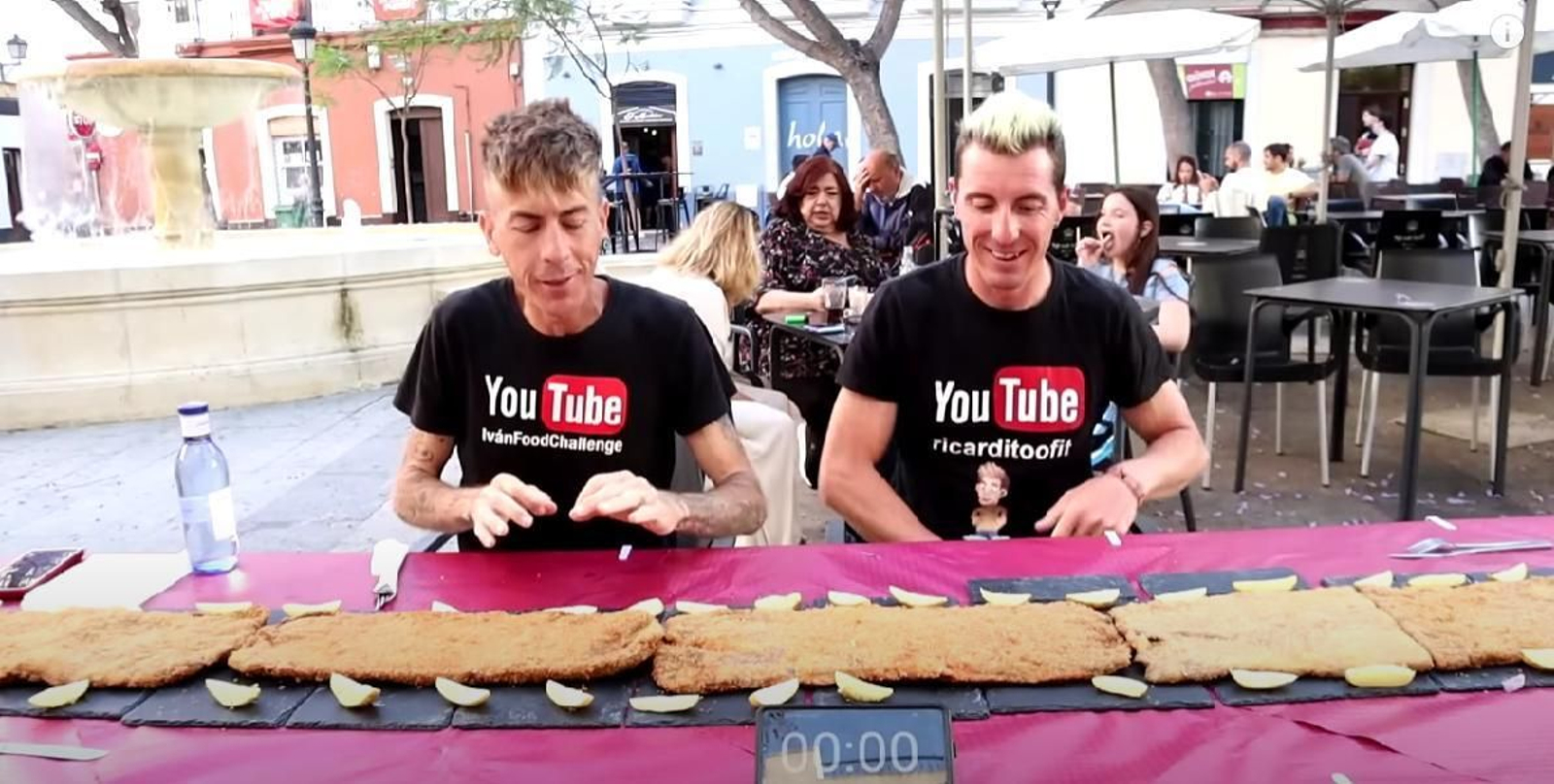 Dos youtubers en un reto ante cachopos de El Trompeta en El Mentidero.