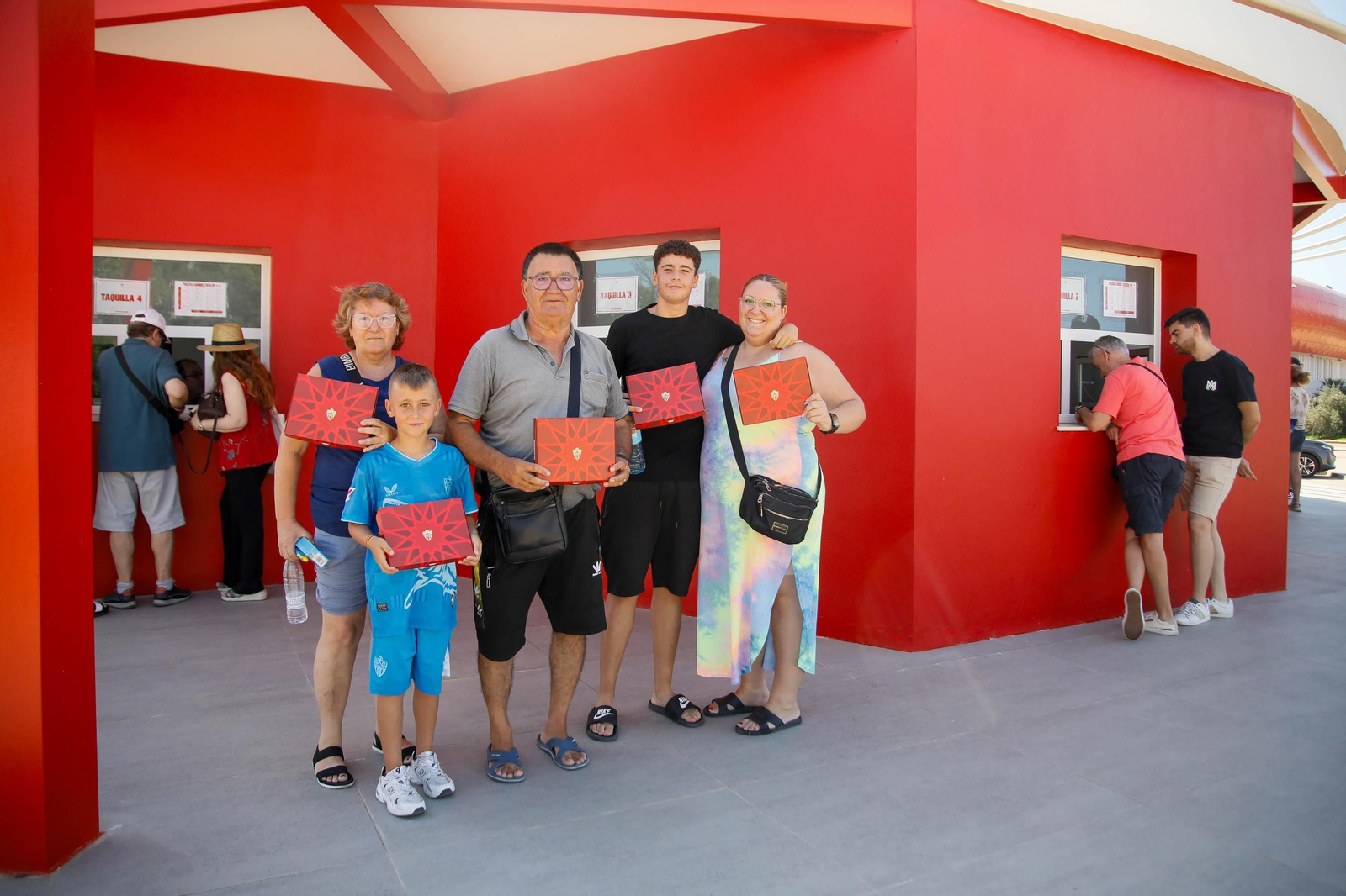 Las imágenes de la campaña de abonos de la UDA y apertura de la tienda del club