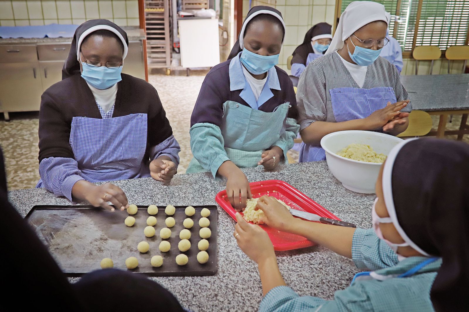 Las hermanas de Santa Rita preparan dulces a domicilio en Jerez