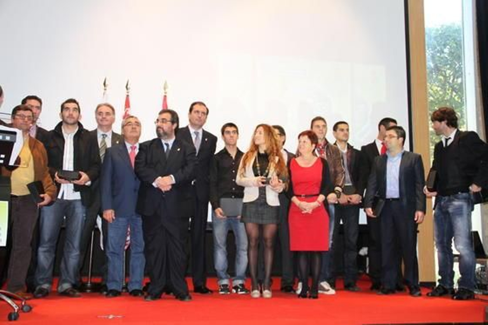 Foto de familia de los premiados, a la conclusión del acto.

Foto: Manuel Aragon Pina