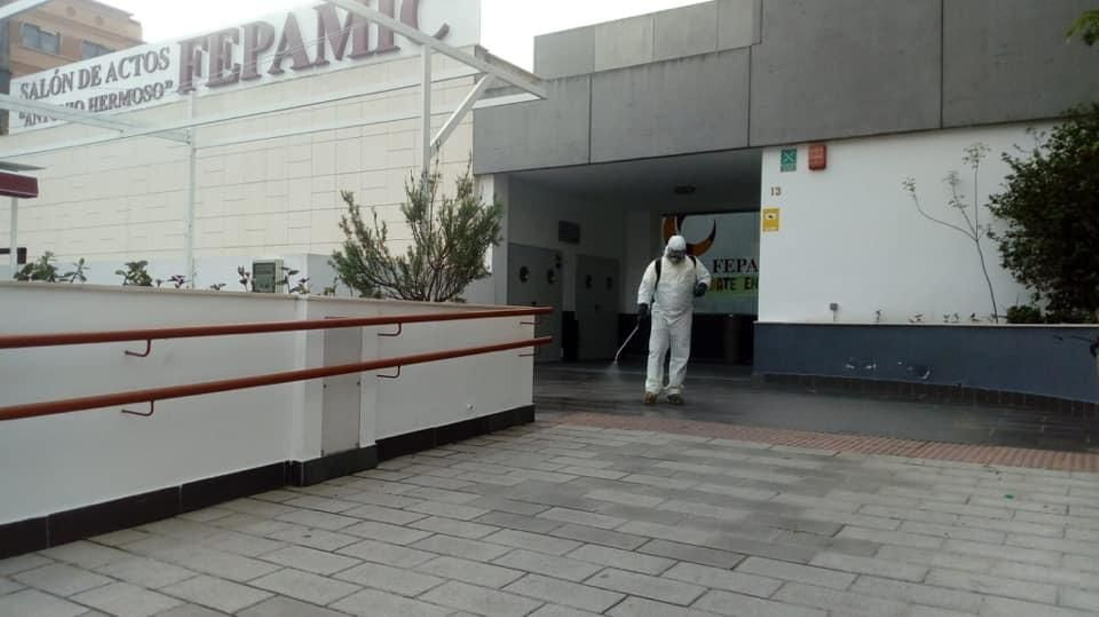 Labores de desinfección en el acceso a la residencia de Fepamic.