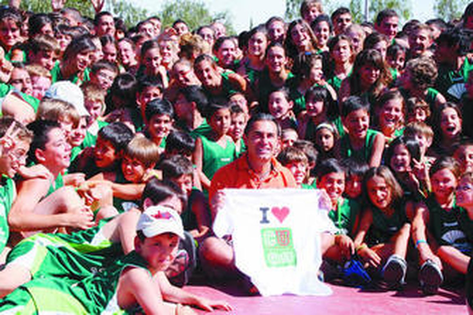 Sergio Scariolo, con los niños en su visita al Campus del Unicaja.