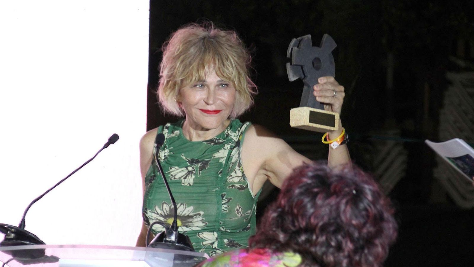 Antonia San Juan con el Premio Francisco Elías.