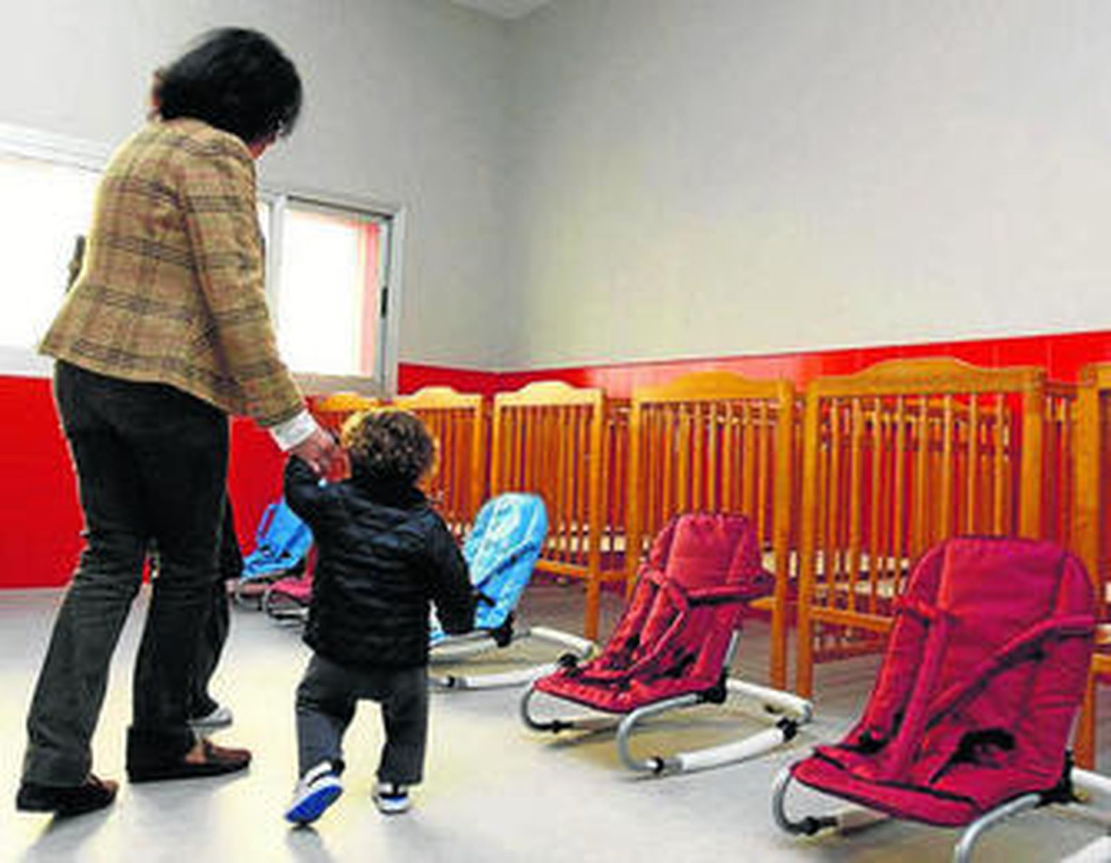 Un niño camina por las instalaciones de una guardería.
