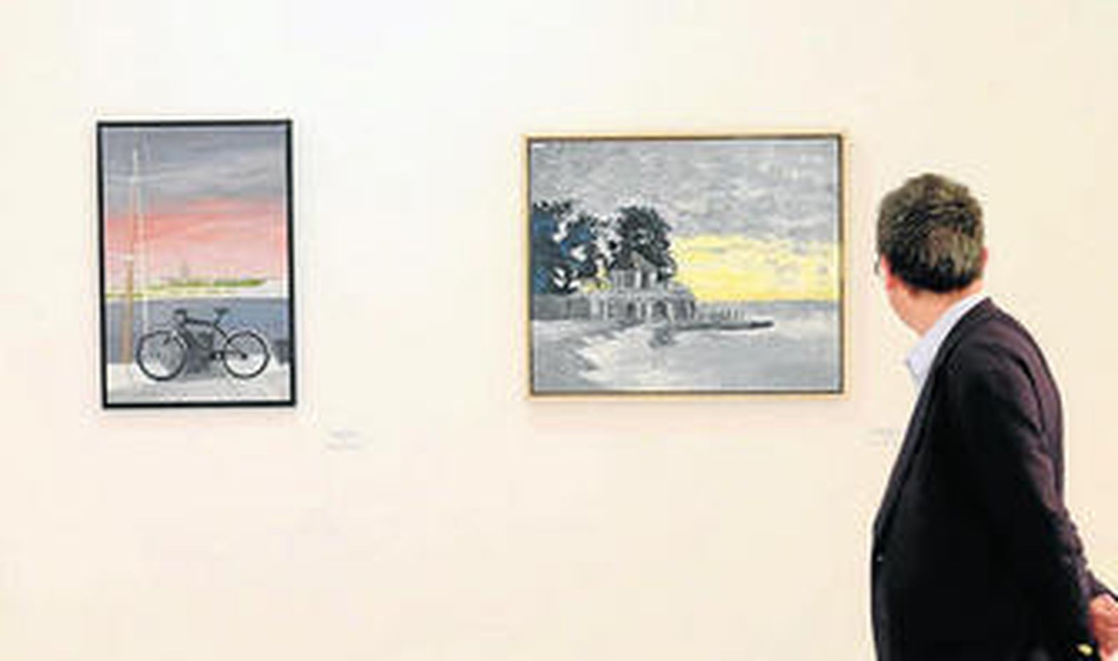 Un visitante observa dos obras reunidas en la exposición.