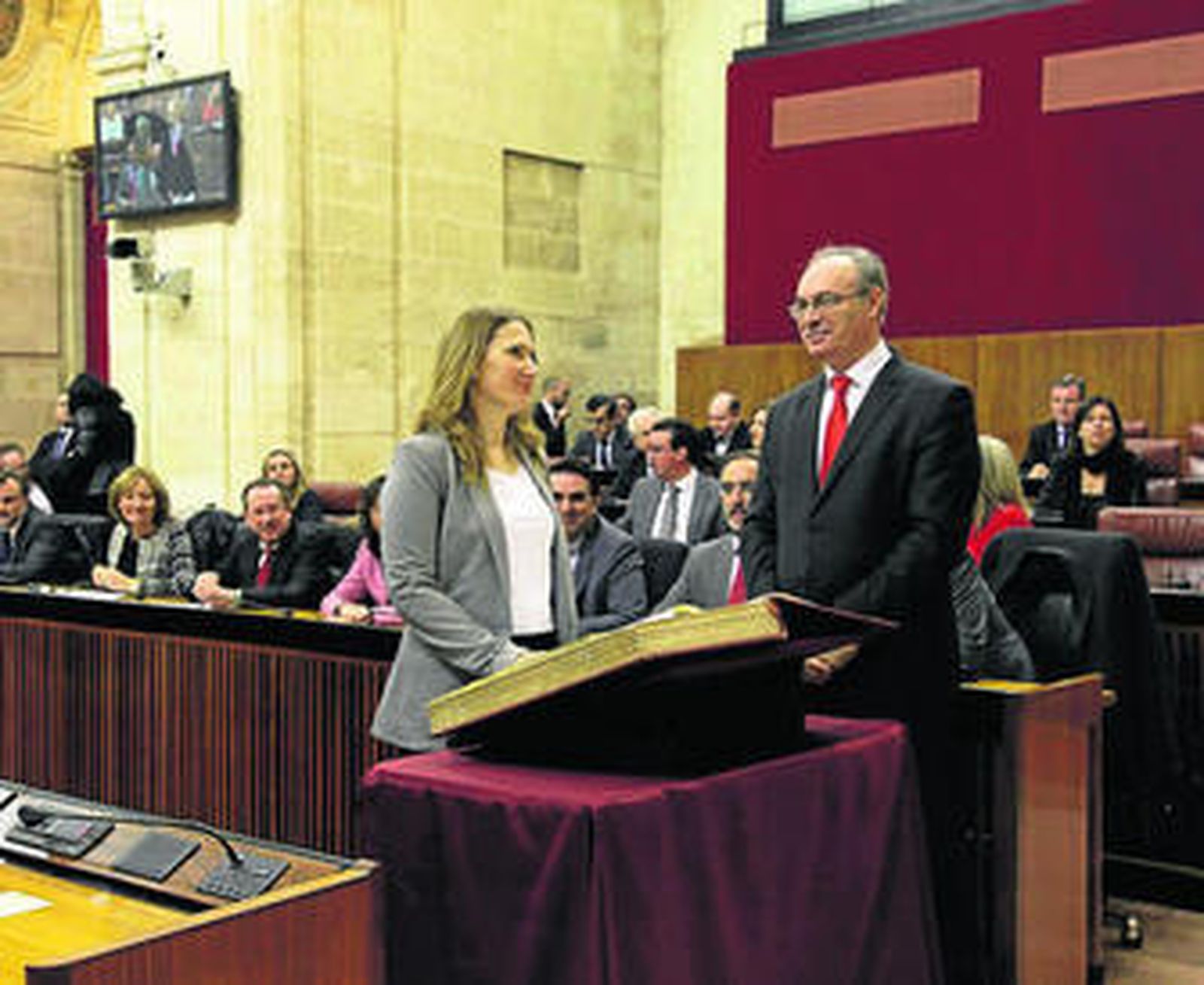 Ruiz toma posesión de su cargo ante el presidente de la Cámara andaluza, Juan Pablo Durán.