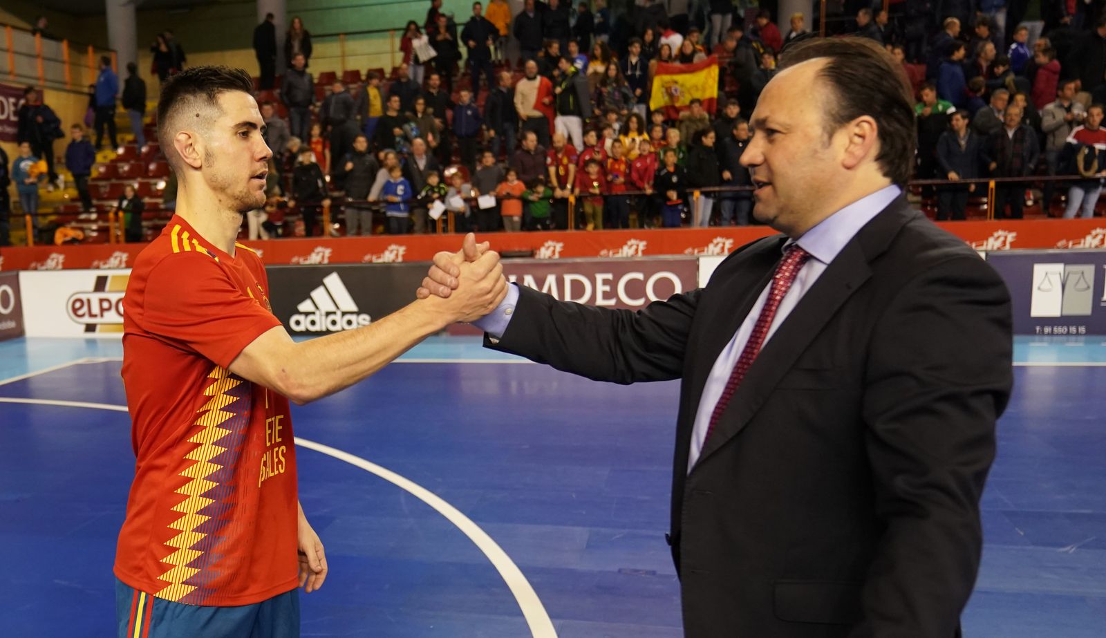 Bebé saluda al seleccionador, Fede Vidal, durante la visita de la selección española a Córdoba el pasado enero.