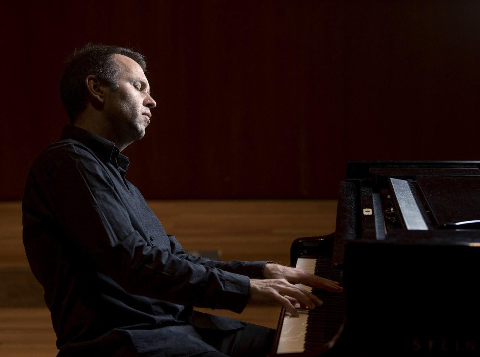 El pianista uzbeko Eldar Nebolsin interpreta una obra.