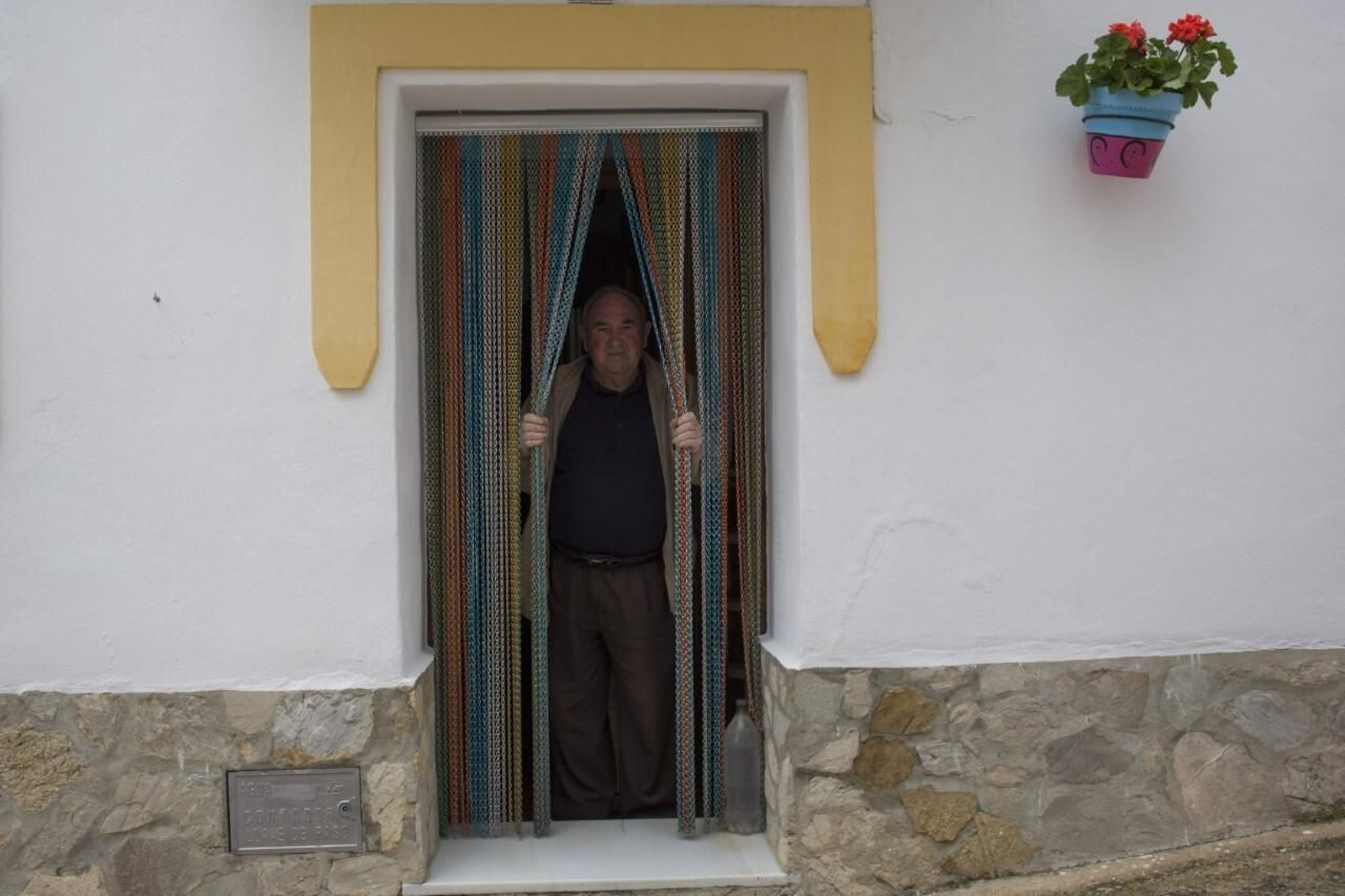 Un vecino, asomado a la puerta de su casa en Jimera de Líbar. Un vecino, asomado a la puerta de su casa en Jimera de Líbar.