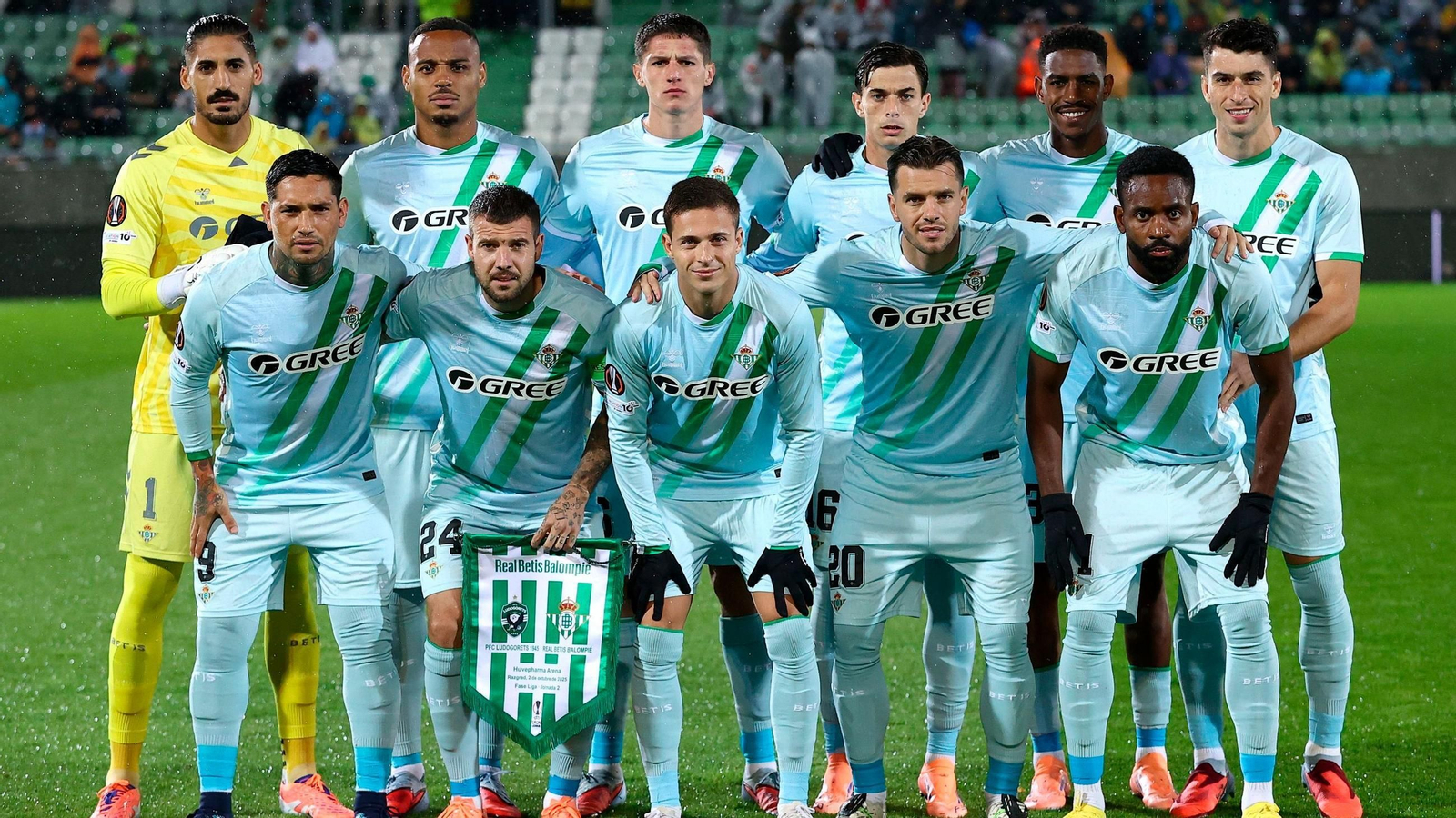 El once inicial del Betis posa antes del partido contra el Ludogorets.