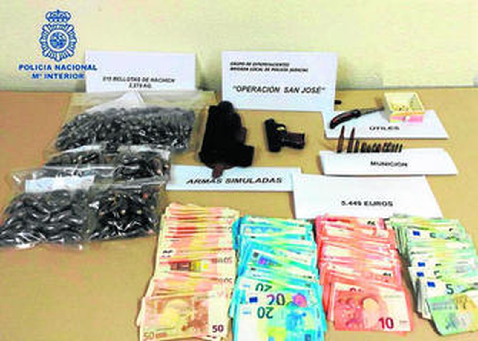 Dinero, drogas y armas encontradas en el domicilio de los tres detenidos.