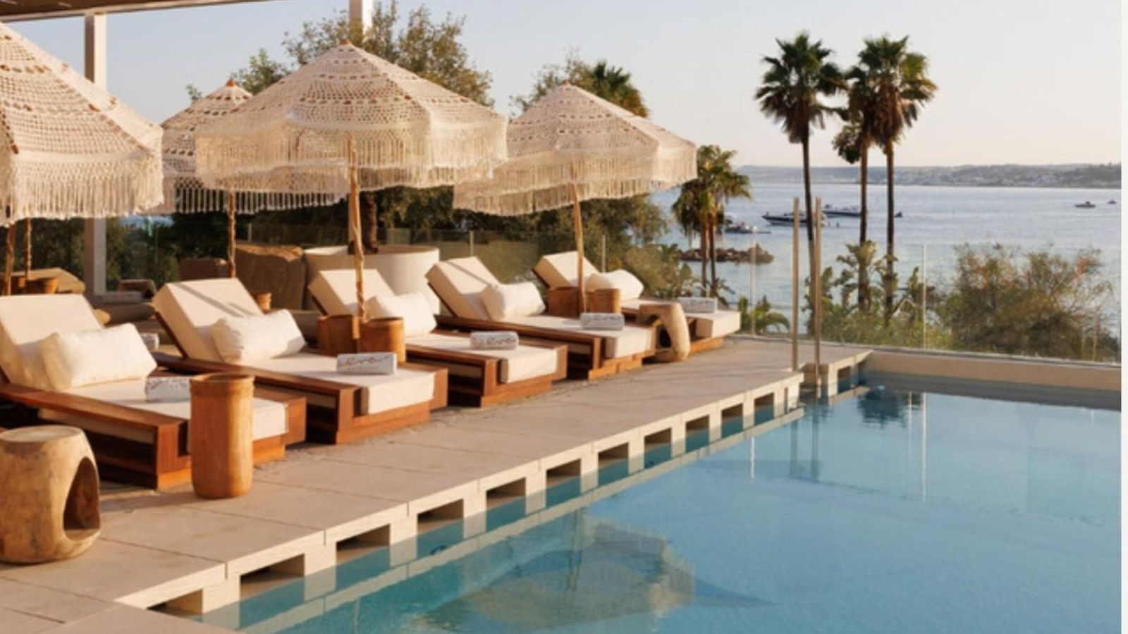 La piscina de Eva Estepona Beach Club