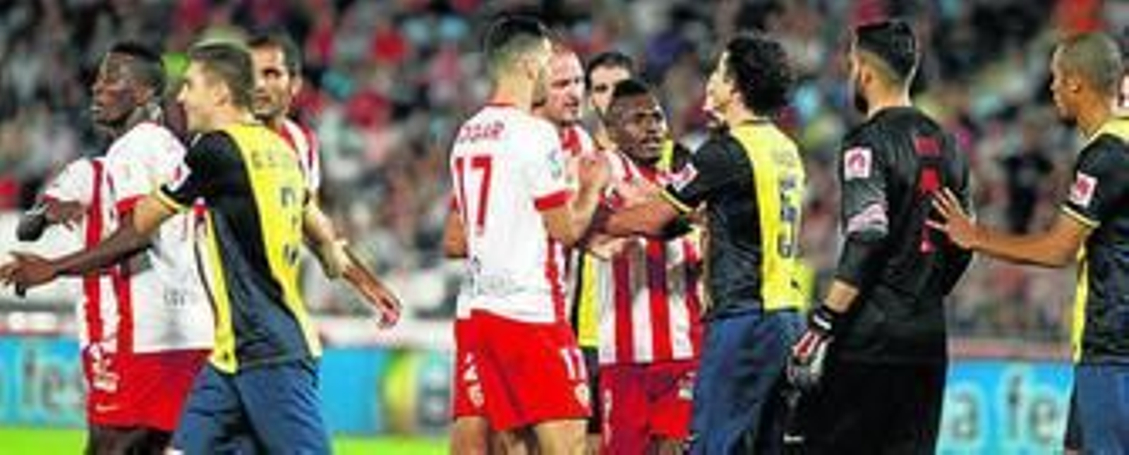 Jugadores de uno y otro equipo protestan un posible penalti a Soriano.