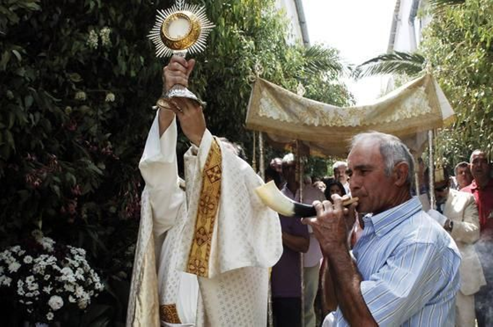A pesar del caluroso día, ambas procesiones (declaradas de interés turístico) fueron seguidas por una gran cantidad de vecinos y visitantes. /Fotos: Ramón Aguilar

Foto: Ramon Aguilar